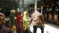 Ibunda Presiden Jokowi itu hadir mengenakan kebaya warna kuning, jarit dengan jilbab berwarna kuning. (Liputan6.com/Fajar Abrori)