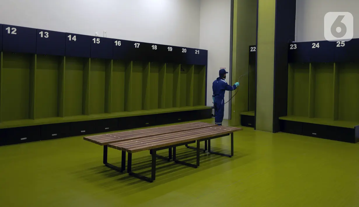 Petugas menyemprotkan cairan disinfektan di ruang ganti pemain Stadion Utama Gelora Bung Karno (SUGBK), Jakarta, Kamis (26/3/2020). Penyemprotan dilakukan guna mencegah penyebaran virus corona COVID-19 di seluruh venue kawasan SUGBK. (merdeka.com/Imam Buhori)