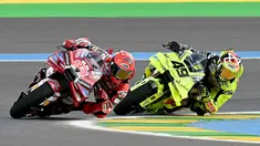 Pembalap Ducati Lenovo Team asal Spanyol, Marc Marquez (kiri) beradu kecepatan dengan Fabio Di Giannantonio (Pertamina Enduro VR46 Racing Team) saat Sprint Race MotoGP Brasil 2026 di Autodromo Internacional Ayrton Senna, Goiania, Sabtu 21 Maret 2026 waktu setempat atau Minggu (22/3/2026) dini hari WIB. Pembalap Ducati Lenovo Team, Marc Marquez sukses merebut kemenangan dalam Sprint Race MotoGP Brasil 2026. (EVARISTO SA/AFP)
