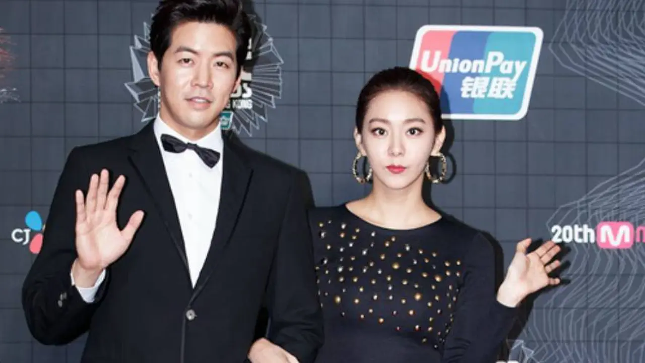 Lee Sang Yoon dan Uee berpacaran sejak Mei 2016. (Soompi)