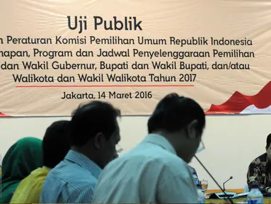 Ketua KPU Husni Kamil Malik (kanan) membuka diskusi uji publik di kantor KPU, Jakarta, (14/3). Uji coba kali ini  merancang peraturan KPU RI tentang tahapan, Program dan jadwal penyelenggaraan pemilihan kepala daerah. (Liputan6.com/Helmi Afandi)