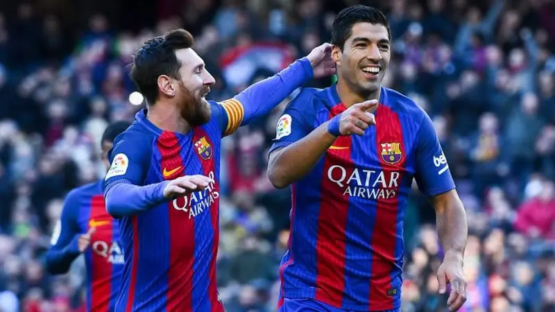 Lionel Messi dan Luis Suarez rayakan gol Barcelona 