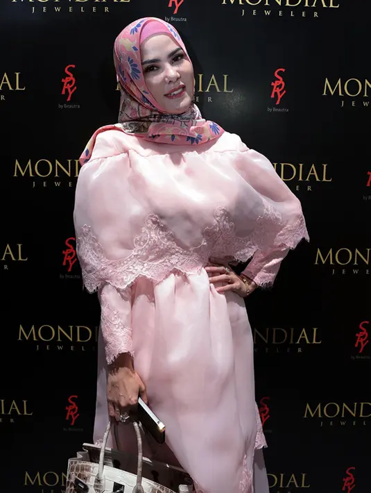 Ditemui di kawasan Plaza Indonesia, Jakarta Pusat, Kamis (18/5/2017), Angel mengatakan dirinya yang sudah menjadi mualaf selama kurang lebih 15 tahun merasa setiap menu makanan di bulan Ramadhan memiliki nikmat yang berbeda. (Deki Prayoga/Bintang.com)