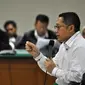 Anas Urbaningrum tampak mengenakan kemeja putih saat menjalani sidang dengan agenda pemeriksaan terdakwa yang digelar di Pengadilan Tipikor, Jakarta, Kamis (4/9/14). (Liputan6.com/Miftahul Hayat) 