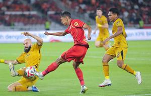 Persija memiliki motivasi berlipat untuk kembali ke jalur kemenangan di hadapan pendukung setia mereka sekaligus memperbaiki posisi di klasemen. Tampak dalam foto, bek kiri Persija Jakarta, Dony Tri Pamungkas (tengah) mencoba melewati adangan Bhayangkara FC pada lanjutan BRI Super League 2025/2026 di Stadion Utama Gelora Bung Karno (SUGBK), Jakarta, Senin (29/12/2025). (Bola.com/M Iqbal Ichsan)