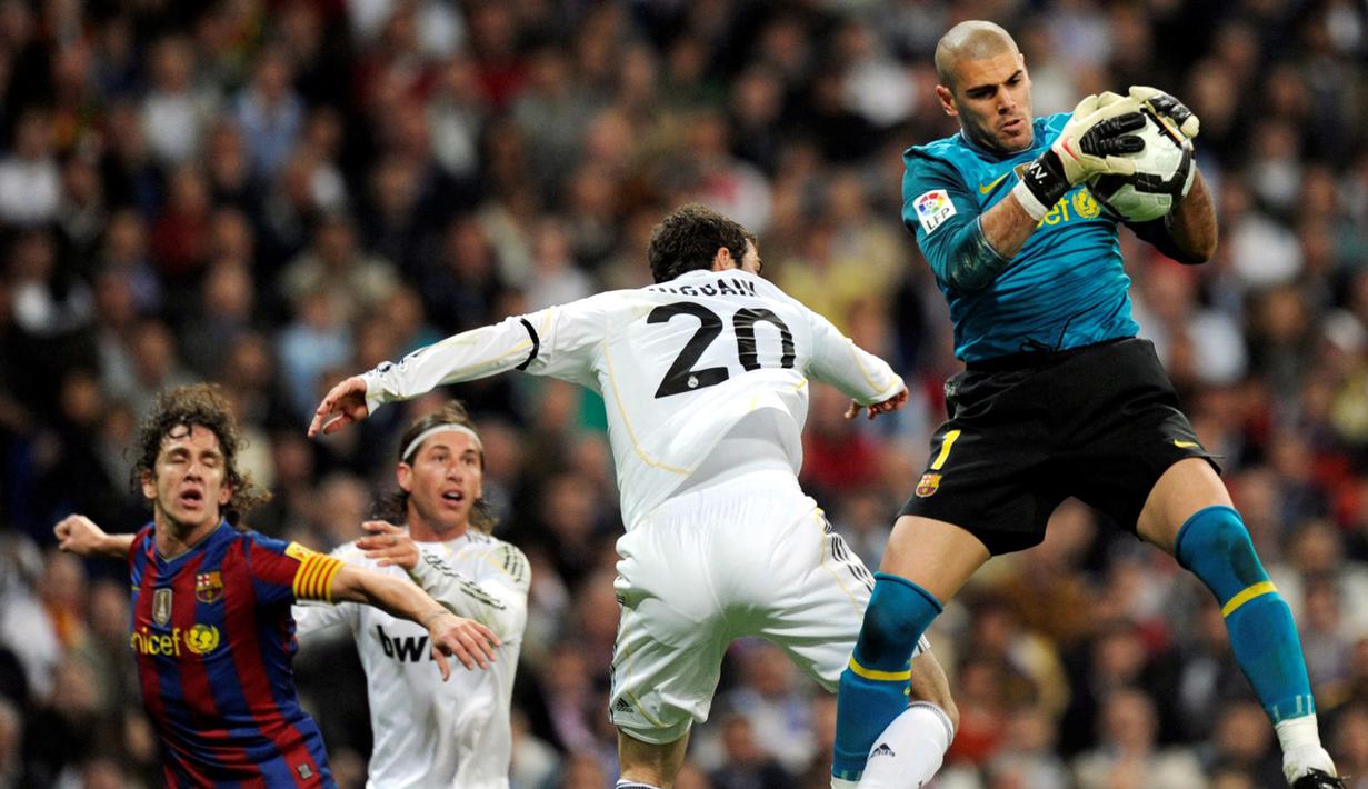 Victor Valdes bersama Barcelona menjadi klub pertama di Spanyol yang sukses merengkuh treble winners pada tahun 2008-2009 bersama Pep Guardiola. (Foto: AFP/Javier Soriano)