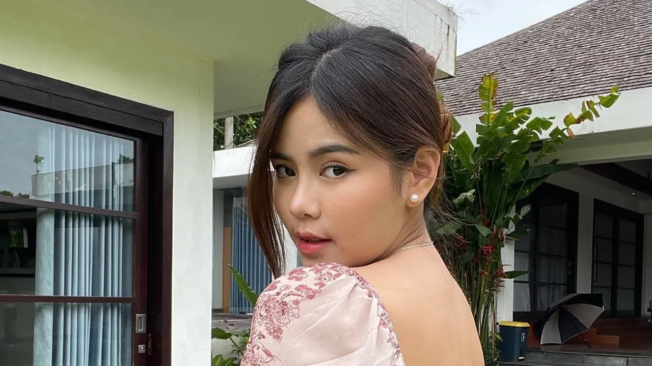 7 Potret Melisa Hartanto dengan Simpel Dress, Tampil Menawan