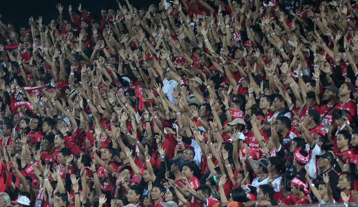 Suporter Bali United saat mendukung timnya melawan PS TNI pada lanjutan Liga 1 2017 di Stadion Kapten I Wayan Dipta, Gianyar, Bali (20/102017). Bali United menang 2-1. (Bola.com/NIcklas Hanoatubun)