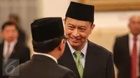 Thomas Trikasih Lembong  berbincang usai pelantikan dirinya sebagai Menteri Perdagangan di Istana Negara, Jakarta, Rabu (12/8/2015). Presiden Jokowi  me-reshuffle sejumlah menteri Kabinet Kerja sekaligus melantik menteri baru. (Liputan6.com/Faizal Fanani)