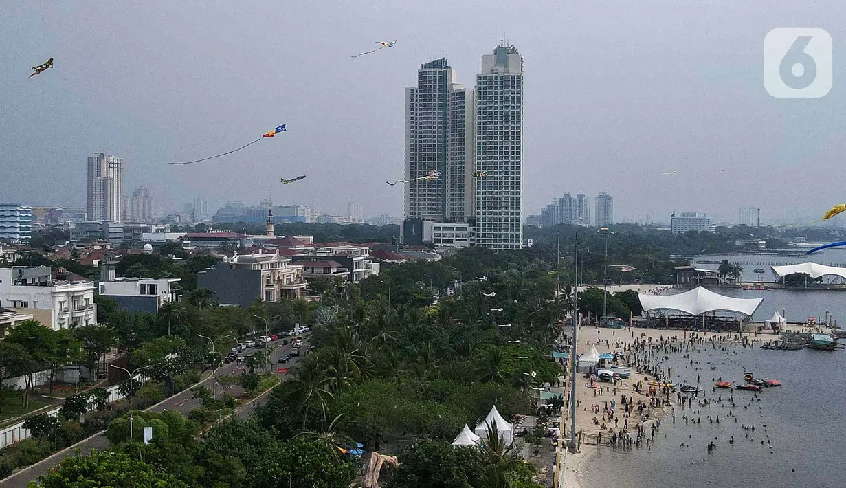 Selain pertunjukan layang-layang, Jakarta International Kite Festival 2024 menyediakan workshop cara membuat layang-layang dan pasar seni serta kerajinan yang berkaitan dengan layang-layang. (Liputan6.com/Herman Zakharia)