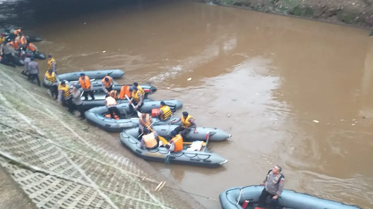 TNI-Polri Tanam 1.000 Pohon dan Bersih-Bersih Kali Ciliwung