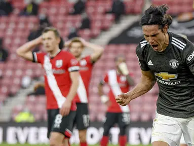 Striker Manchester United, Edinson Cavani, melakukan selebrasi usai mencetak gol ke gawang Southampton pada laga Liga Inggris di Stadion St. Mary's, Minggu (29/11/2020). MU menang dengan skor 3-2. (Mike Hewitt, Pool via AP)