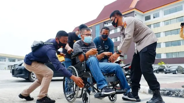 Korban rampok bersenjata api mendatangi Polda Riau setelah pelakunya tertangkap.