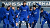 Para pemain PSG, di antaranya Lionel Messi, Kylian Mbappe dan Neymar menjalani latihan bersama rekan-rekannya Saint-Germain-en-Laye, Paris (13/2/2023) menjelang laga leg pertama babak 16 besar Liga Champions menghadapi Bayern Munchen. Kini Neymar dkk bertekad untuk fokus dan melupakan perselisihan intern yang terjadi untuk mengalihkan perhatian pada laga menghadapi Bayern Munchen. (AFP/Franck Fife)