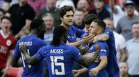 Para pemain Chelsea merayakan gol yang dicetak oleh Eden Hazard ke gawang Manchester United pada laga final Piala FA 2017-2018 di Stadion Wembley, Sabtu (19/5/2018). Chelsea menang 1-0 atas Manchester United. (AP/Tim Ireland)