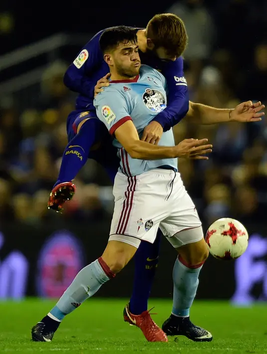 Pemain Barcelona, Gerard Pique berebut bola dengan pemain Celta Vigo, Maxi Gomez pada pertandingan leg pertama babak 16 besar Copa del Rey di Stadion Balaidos, Kamis (4/1). Barcelona harus puas bermain imbang  dengan skor 1-1. (MIGUEL RIOPA/AFP)