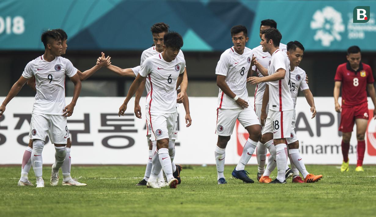 Para pemain Hongkong merayakan gol yang dicetak Cheng Hin Lung ke gawang Laos pada laga Grup A Asian Games XVIII di Stadion Patriot, Jawa Barat, Jumat (10/8/2018). (Bola.com/Vitalis Yogi Trisna)