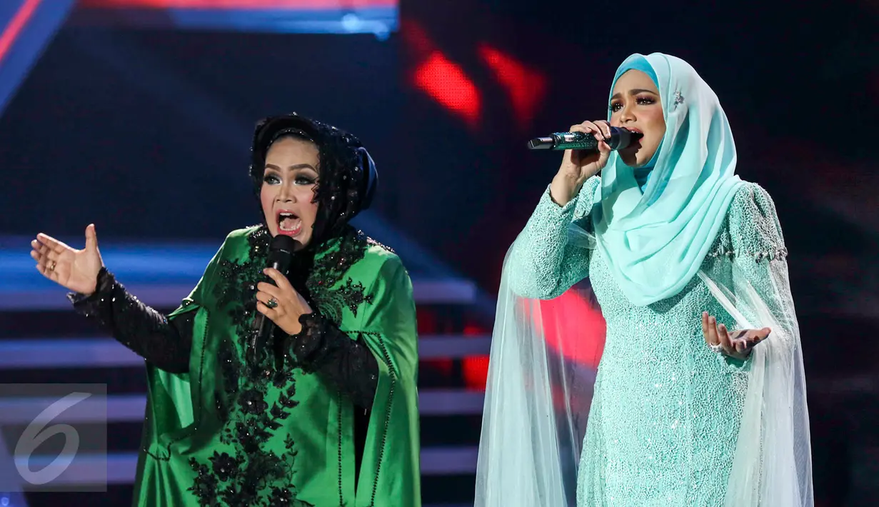 Penyanyi Siti Nurhaliza saat berduet dengan Hetty Koes Endang di acara Golden Memories International, Jakarta, Kamis (12/1). Bagi Siti acara ini menjadi spesial untuknya. Karena ulang tahunnya sama seperti Indosiar. (Liputan6.com/Yoppy Renato)