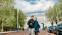 Chicco Jerikho dan Putri Marino yang menghabiskan quality time di London, akhir April ini. (Liputan6.com/Pool/Sweet Escape)