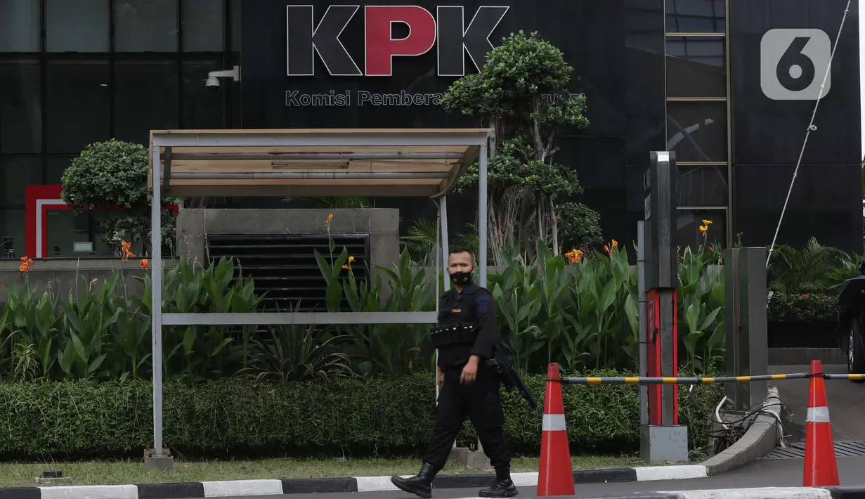 Petugas kepolisian dari Korps Brimob melintas di depan Gedung Merah Putih KPK, Jakarta, Jumat (28/5/2021). Pengamanan gedung Merah Putih KPK dan sekitarnya diperketat menyusul informasi adanya aksi unjuk rasa. (Liputan6.com/Helmi Fithriansyah)