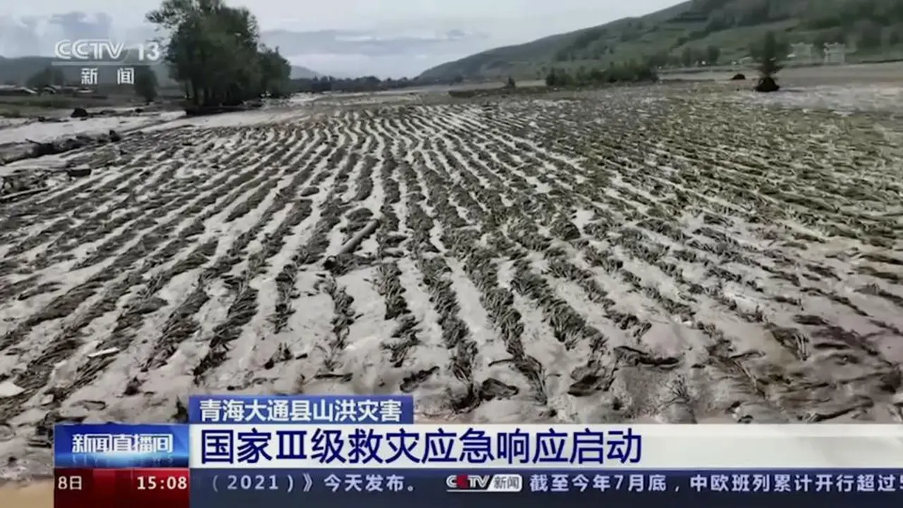 Tanaman tertutup oleh lumpur setelah banjir di daerah Datong di provinsi Qinghai China barat pada hari Kamis, 18 Agustus 2022. (CCTV melalui AP)
