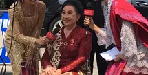 Ibu Mooryati Soedibyo dibalut kebaya merah dan kain batik sebagai rok dan selendang yang serasi. [Foto: Instagram/mooryatisoedibyo]