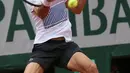 Aksi Novak Djokovic saat bertanding melawan petenis Austria Dominic Thiem di perempatfinal turnamen tenis Prancis Terbuka di stadion Roland Garros, Paris (7/6). Dominic Thiem menang 7-6, 6-3, 6-0. (AP Photo/David Vincent)