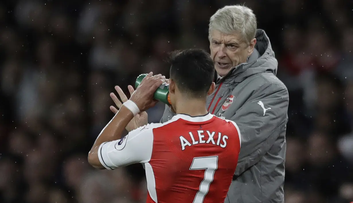 Arsene Wenger memberikan arahan kepada pemainnya saat melawan Sunderland pada lanjutan Premier League di Emirates Stadium, London, (16/5/2017). Arsenal menang 2-0. (AP/Matt Dunham)