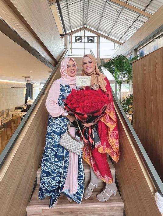 Kala itu, Cut Suharnita akhirnya memberikan restu duluan kepada Roger yang ingin menikahi putrinya. Ia terbang ke Jakarta untuk menyampaikan restunya pada Cut Meyriska. Kini, Roger pun menjadi menantu kesayangan bagi ibunda Cut Meyriska. (Liputan6.com/IG/@cutratumeyriska)