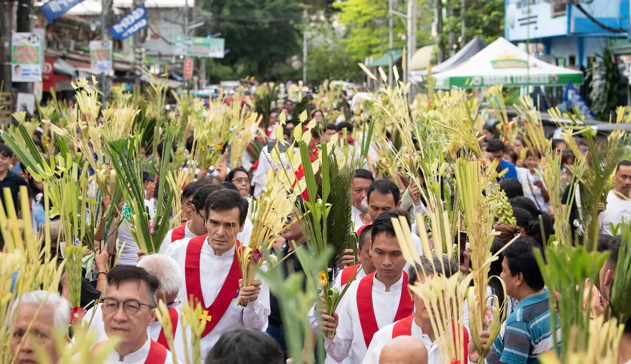 Minggu Palma sering dirayakan dengan drama perjalan Yesus memasuki Kota Yerusalem atau proses yang menyentuh hati. (Ted ALJIBE/AFP
