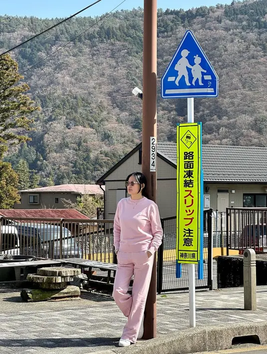 Berpose di jalanan, Donna Harun tampil fresh dengan lounge wear serba pink serta sneakers. [Foto: IG/
donnaharunofficial].