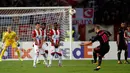 Pemain Arsenal, Jack Wilshere (kanan) berusaha melakukan tendangan ke gawang Red Star Belgrade pada pertandingan Grup H Liga Europa di Stadion Rajko Mitic, Kamis (19/10). Arsenal menang 1-0, berkat gol Olivier Giroud. (AP/Darko Vojinovic)