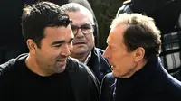 Sports Director F Barcelona, Anderson de Souza Deco (kiri) dan public relations Real Madrid, Emilio Butragueno menghadiri acara penghormatan untuk mendiang mantan presiden FC Porto, Jorge Nuno Pinto da Costa di Stadion Dragao, Porto, Portugal pada 17 Februari 2025. Pinto da Costa, menjabat sebagai presiden FC Porto dari tahun 1982 hingga 2024 dan meninggal dunia pada usia 87 tahun. (AFP/Miguel Riopa)