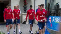 Para pemain tim nasional Inggris saat menuju ke Stade Velodrome, Marseille, untuk menjalani latihan tertutup jelang laga melawan Rusia. (Mirror). 