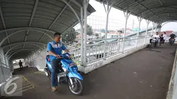 Sejumlah pengendara motor berada di jembatan penyeberangan orang (JPO) di kawasan Pasar Minggu, Jakarta, Selasa (6/9). Perilaku buruk pemotor tersebut juga membahayakan keselamatan diri sendiri serta pejalan kaki. (Liputan6.com/Immanuel Antonius)