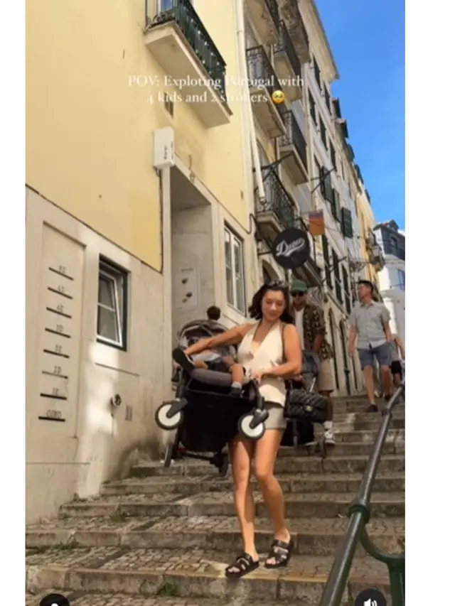 8 Momen Jennifer Bachdim Angkat Stroller Anak saat Liburan di Portugal, Curi Perhatian