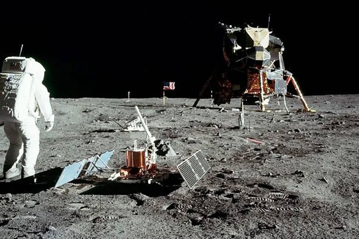 Misi Apollo 11 di permukaa Bulan yang Diluncurkan Pada 16 Juli 1969