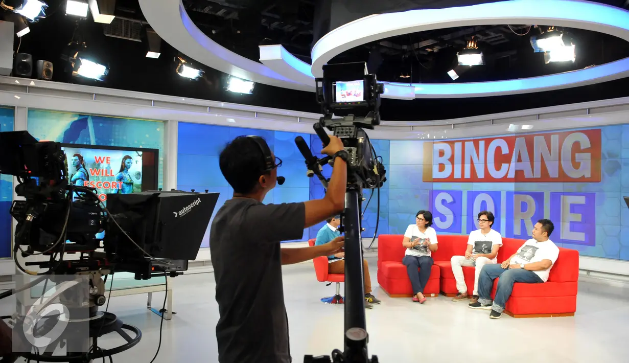 Seorang Kameramen saat mengambil gambar saat wawancara mengenai film Jendral Soedirman di Live Streaming Bincang Sore Liputan6.com, Jakarta, Senin (31/8/2015).( Liputan6.com/Panji Diksana)