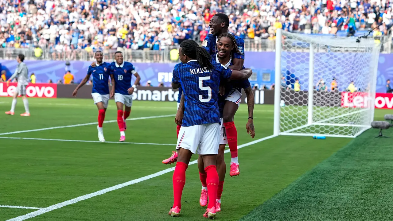 Pemain Prancis Bradley Barcola (tengah) merayakan gol bersama Jules Kounde (5) dan Ousmane Dembele