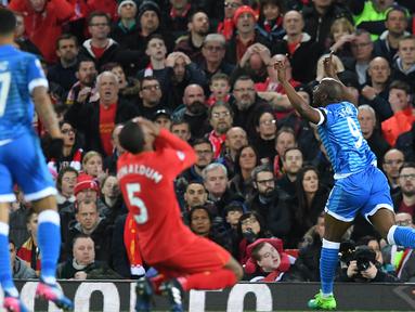 Striker Bournemouth, Benik Afobe, melakukan selebrasi usai mencetak gol ke gawang Liverpool dalam laga lanjutan liga Inggris di Stadion Anfield, Rabu (5/4/2017). Liverpool ditahan imbang dengan skor 2-2. (AFP/ Paul Ellis).