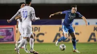 Gelandang Persib Bandung, Marc Klok, berusaha mengontrol bola dibayang-bayangi pemain Arema FC kala kedua tim bertemu di pekan ke-14 BRI Liga 1 2021/2022, Minggu (28/11/2021). (Bola.com/Bagaskara Lazuardi)