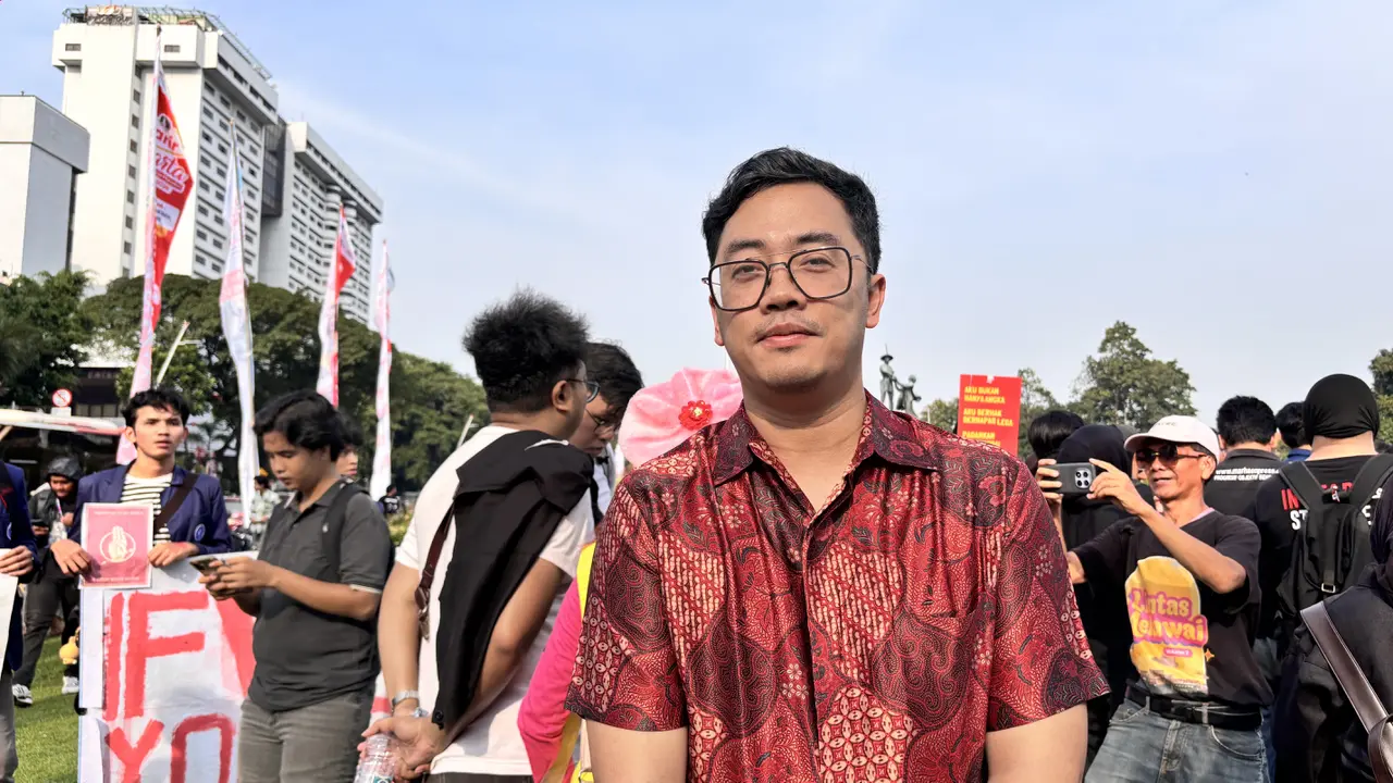 Aktor sekaligus publik figur Dennis Adhiswara turut hadir dalam aksi unjuk rasa bersama sejumlah elemen mahasiswa di kawasan Tugu Tani. (Liputan6/Tisha Maulida)