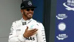 Pembalap Mercedes F1 Lewis Hamilton tersenyum usai kualifikasi di Australian Formula One Grand Prix di Melbourne (19/3). Lewis Hamilton menjadi yang tercepat pada sesi kualifikasi Formula 1 2016 di Sirkuit Albert Park. (REUTERS/Jason Reed)