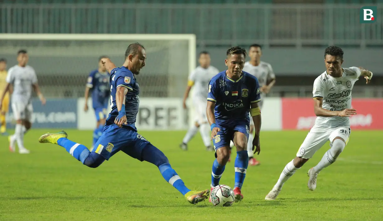 Pada babak pertama, Persiba Balikpapan bermain menekan terlebih dahulu agar bisa mencuri keunggulan setelah pada pertandingan pertama kalah dari Sriwijaya FC. (Bola.com/M Iqbal Ichsan)