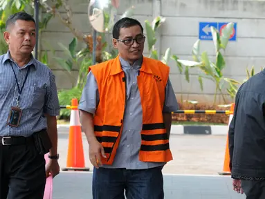 Bupati Tulungagung nonaktif Syahri Mulyo (tengah) tiba di Gedung KPK, Jakarta, Selasa (2/10). Syahri diperiksa sebagai tersangka untuk pengembangan kasus dugaan suap dari pengusaha Susilo Prabowo. (Merdeka.com/Dwi Narwoko)
