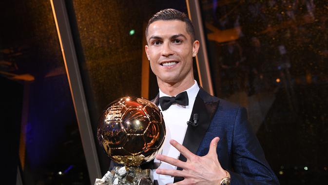 Luka Modrid baru saja meraih gelar sebagai pemenang Ballon d'Or 2018. Raihan tersebut merusak dominasi Ronaldo dan Messi yang selalu meraih gelar tersebut. Namun tahun ini Ronaldo berhasil menciptakan sejumlah rekor Ballon d'Or. (AFP/Frank Faguere)