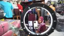 Pekerja memasarkan secara live daring atau online produk konveksi di R. Clarisi Collection pada sentra Usaha Mikro Kecil dan Menengah (UMKM) Konveksi Bulak Timur, Depok, Jawa Barat, Senin, (17/3/2025). (merdeka.com/Arie Basuki)