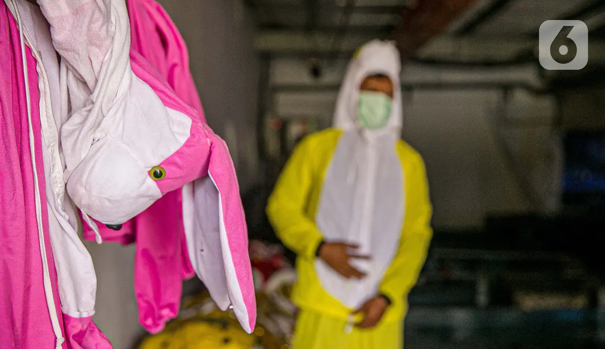 Penyelam dengan kostum kelici bersiap sebelum tampil dalam pertunjukan Rabbit Underwater Show In Mission Save The Ocean di Sea World Ancol Jakarta, Selasa (30/3/2021). Pertunjukan digelar untuk mengedukasi warga dalam menjaga ekosistem laut dari sampah atau polusi laut. (Liputan6.com/Faizal Fanani)