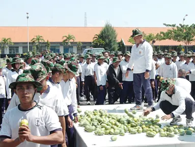 Citizen6, Surabaya: Usai lari siang, ribuan prajurit Kobangdikal pesta buah mangga. (Pengirim: Penkobangdikal). 