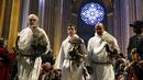 Sejumlah elang berjalan memasuki gereja Katredal Santo John the Divine untuk diberi pemberkatan pada 31st annual Feast of Saint Francis, New York, Minggu (4/10/2015). (REUTERS/Elizabeth Shafiroff)
